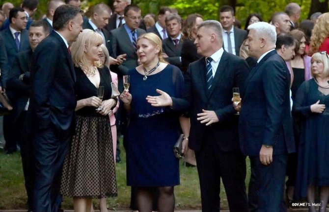 Filip i Svetlana Vujanović zarađuju više od Brajovića i Markovića