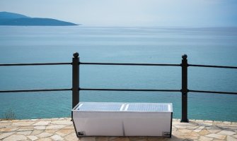 Pametna klupa u kompleksu Luštica Bay 