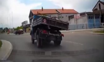Kamionom uletio u kružni tok, zamalo se prevrnuo (VIDEO)