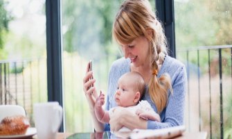 Evo šta radite bebi kada joj date telefon