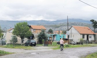 Natpisi u Zagoriču: Platite ili se selite (FOTO)