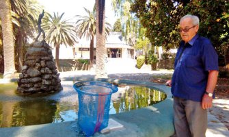 HN: Bjelopoljac decenijama iz ljubavi čisti fontanu i hrani golubove