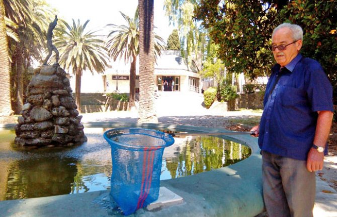 HN: Bjelopoljac decenijama iz ljubavi čisti fontanu i hrani golubove