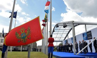 NATO podigao pogrešnu zastavu CG: Bila je to nesrećna greška, zbog čega žalimo