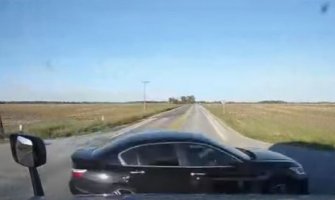 Snimak koji pokazuje zašto nikad ne treba ignorisati znak stop(VIDEO)