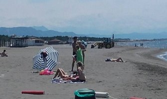 Bager dočekao turiste u Ulcinju