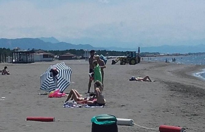 Bager dočekao turiste u Ulcinju