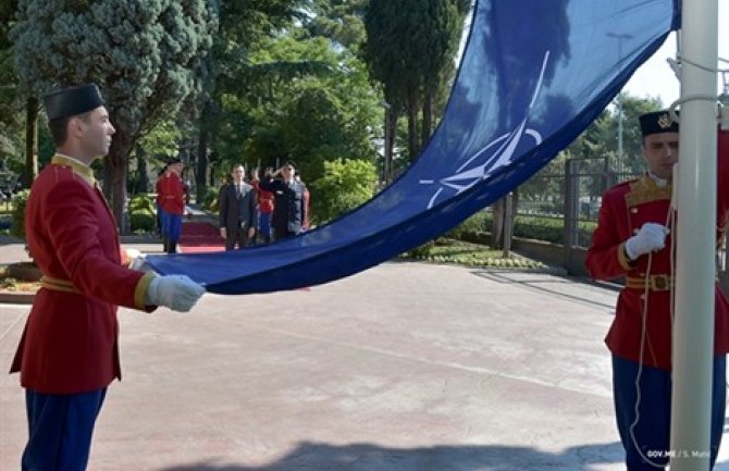 NATO zastava svečano podignuta ispred Ministarstva odbrane i u kasarnama Vojske CG