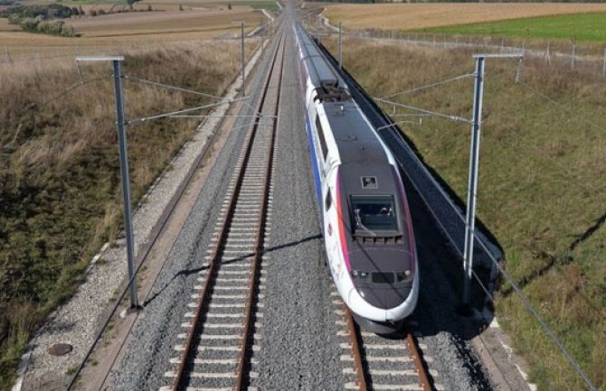 Ubistvo i samoubistvo u Francuskoj: Vezao ženu za prugu i legao pored nje