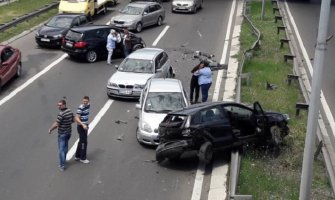 BG: Lančani sudar na auto-putu, povrijeđena jedna osoba