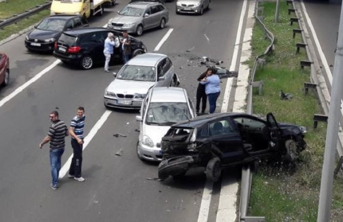 BG: Lančani sudar na auto-putu, povrijeđena jedna osoba