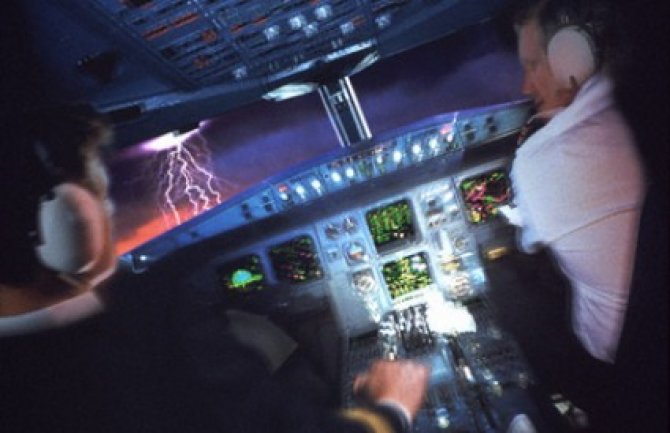 Snažne turbulencije na letu iz Pariza, povrijeđeno 26 osoba