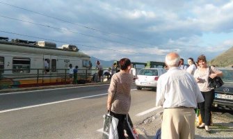 Voz iz Bara za Bijelo Polje stao na Vranjini: Putnici čekaju više od tri sata