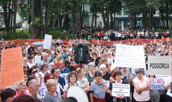 Majke odlučne: Nećete se igrati sa 22 hiljade porodica, ne damo naknade