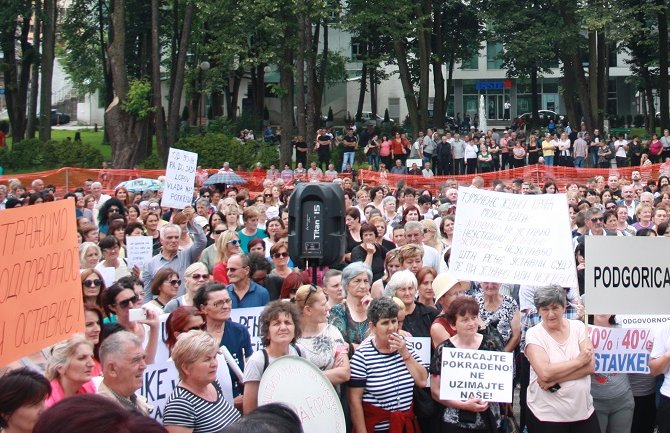 Majke odlučne: Nećete se igrati sa 22 hiljade porodica, ne damo naknade