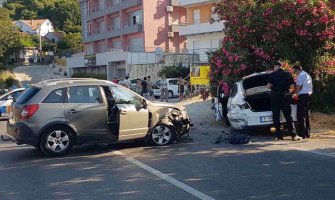 Džipom udario u policijsko vozilo, policajac teže povrijeđen