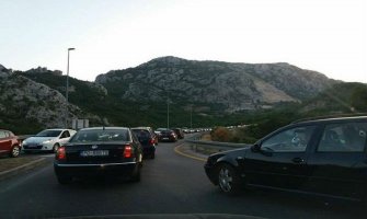 Udes u tunelu Sozina napravio veliku kolonu