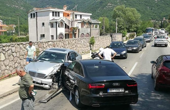 Udes u Lastvi Grbaljskoj, vozač zaspao za volanom(FOTO)