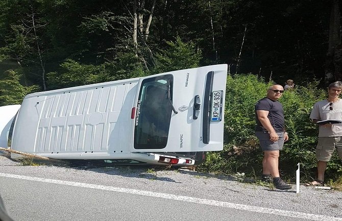 Prevrnuo se kombi sa putnicima iz Slovenije (FOTO)