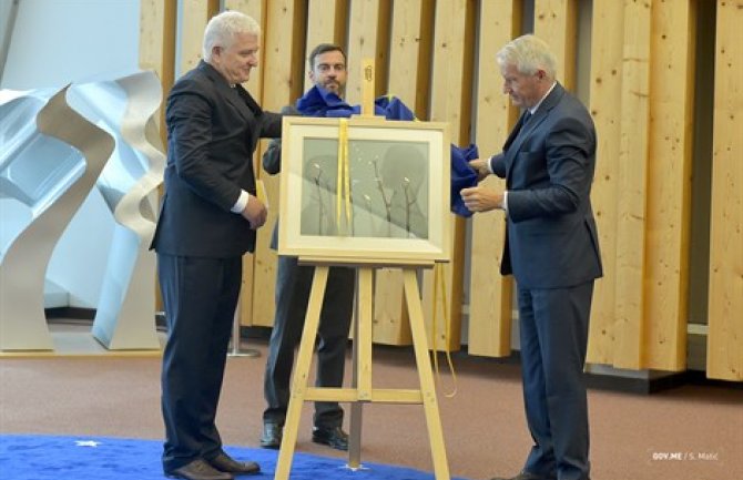 Slika „Dijalog u noći“ Igora Rakčevića na zidu Savjeta Evrope