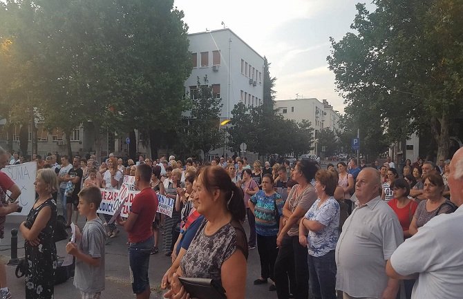 Majke ispred Skupštine: Dočekaćemo poslanike