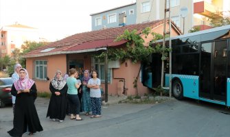 Nesvakidašnja saobraćajna nesreća: Autobus završio u sobi u kojoj je spavalo troje djece