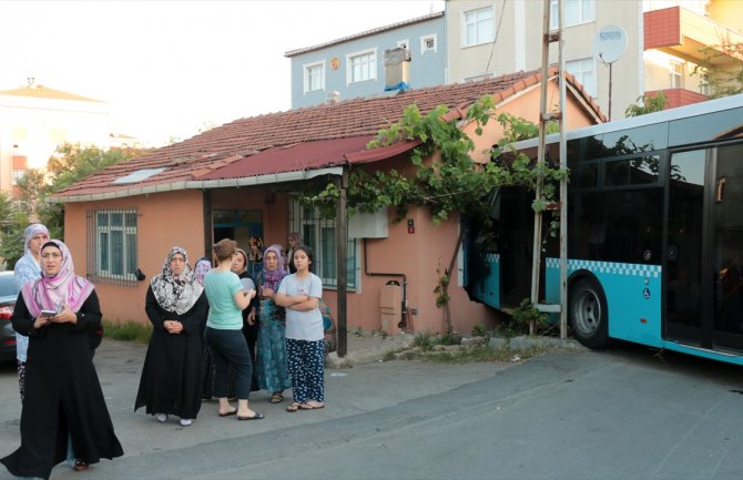 Nesvakidašnja saobraćajna nesreća: Autobus završio u sobi u kojoj je spavalo troje djece