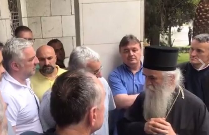 Amfilohije ispred Skupštine: Crna Gora je naša majka, njoj služimo