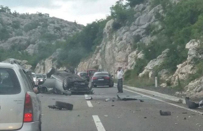 Nezgoda na putu CT-BD, auto završilo na krovu