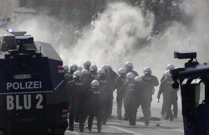 Hamburg gori, demostranti ispalili prvi metak