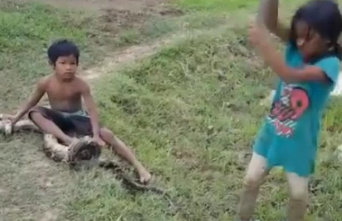 Jezivi prizor: Djeca hvataju zmije i prodaju ih kako bi pomogli roditeljima (Video)