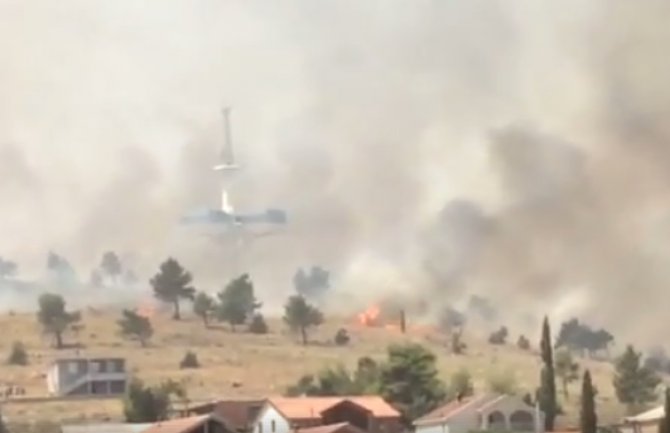 Veliki požar zahvatio Dajbabsku goru, ugrožene i kuće(VIDEO)