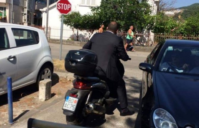 Krapović vespom dolazi na posao