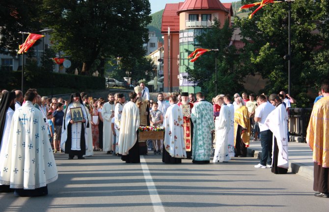 Održana svečana Petrovdanska litija: Sve loše pretvorite u dobro (FOTO) 