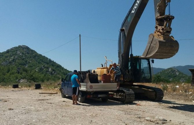 Cetinje: Počela akcija uklanjanja guma