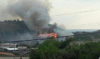 Požar u Sutomoru pod kontrolom, turisti odlazili, spavali na ležaljkama...