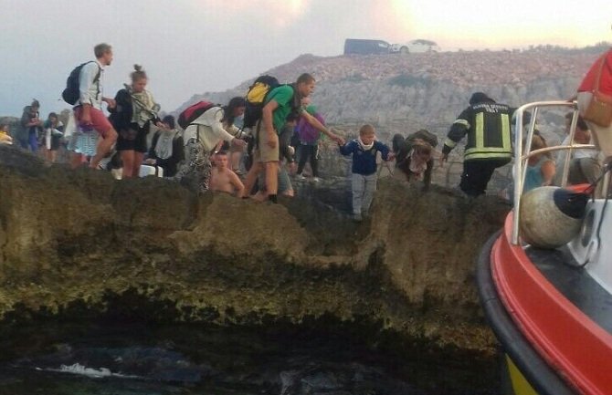 Zbog velikog požara u Tivtu evakuisano preko 100 ljudi