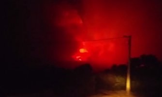 Uplašeni turisti bježali od požara u kampu Veslo (VIDEO)