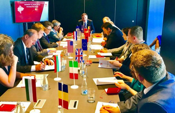 Krivokapić predstavio Manifest diplomatama: Vlast da pristane na održavanje izbora