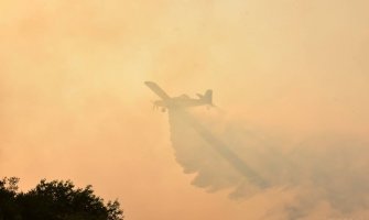Požari u CG: Avioni gase vatru na Luštici, u NK brane kuće, zatražena međunarnodna pomoć