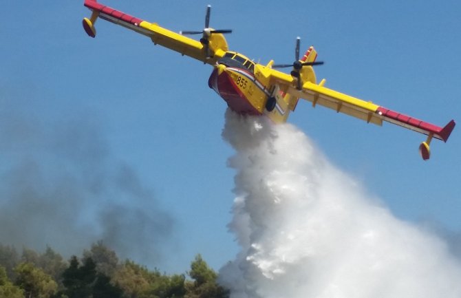 Hrvatski kanader od sjutra gasi požar u Boki Kotorskoj