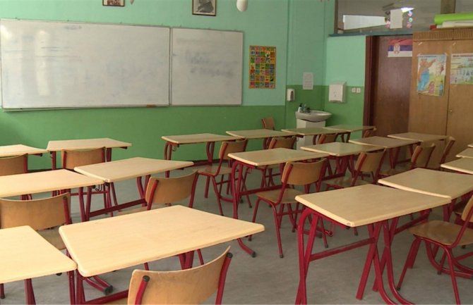 Alternativa CG: Smanjuju se plate profesorima 