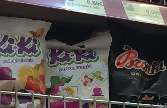 Bijelo Polje: Zmija u marketu među bombonima (FOTO)