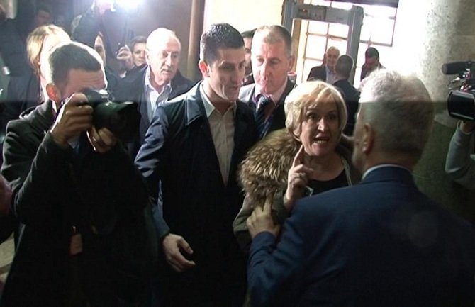 Sjutra o ukidanju imuniteta poslanicima DF-a