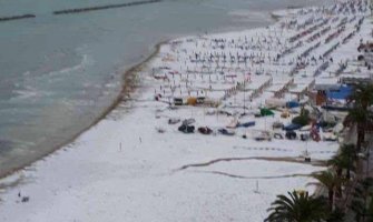 Plaže na Jadranu pobijeljele od grada (FOTO)(VIDEO)