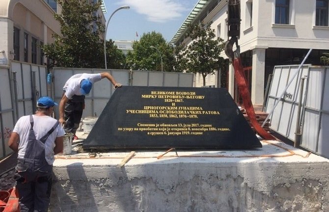 U Podgorici počela montaža obeliska vojvodi Mirku Petroviću
