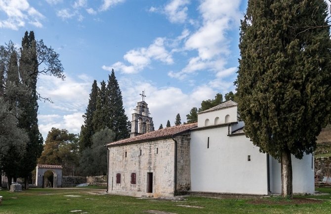 Mitropoliji zgrada pod Goricom ispod crkve