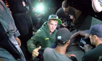 Džastin Biber autom udario paparaca po izlasku iz crkve (FOTO/VIDEO)