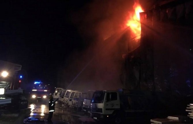 Podgorica: Veliki požar u hangaru Frikoma