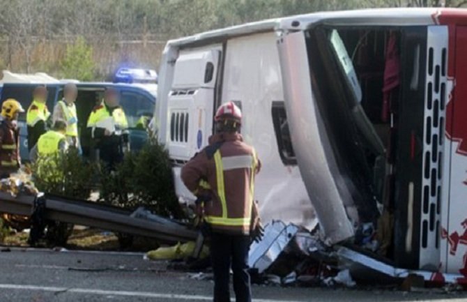 Prevrnuo se autobus: Otkazale kočnice, 20 povrijeđenih